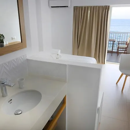 Sea Breeze (adults Only) ホテル 3*